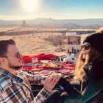 Kapadokyada gün batımında evlilik teklifi